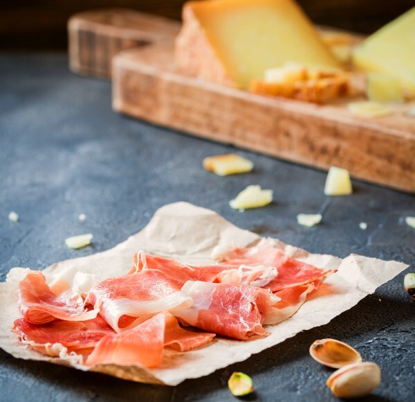 Maestro Jamonero cutting Jamón Pata Negra